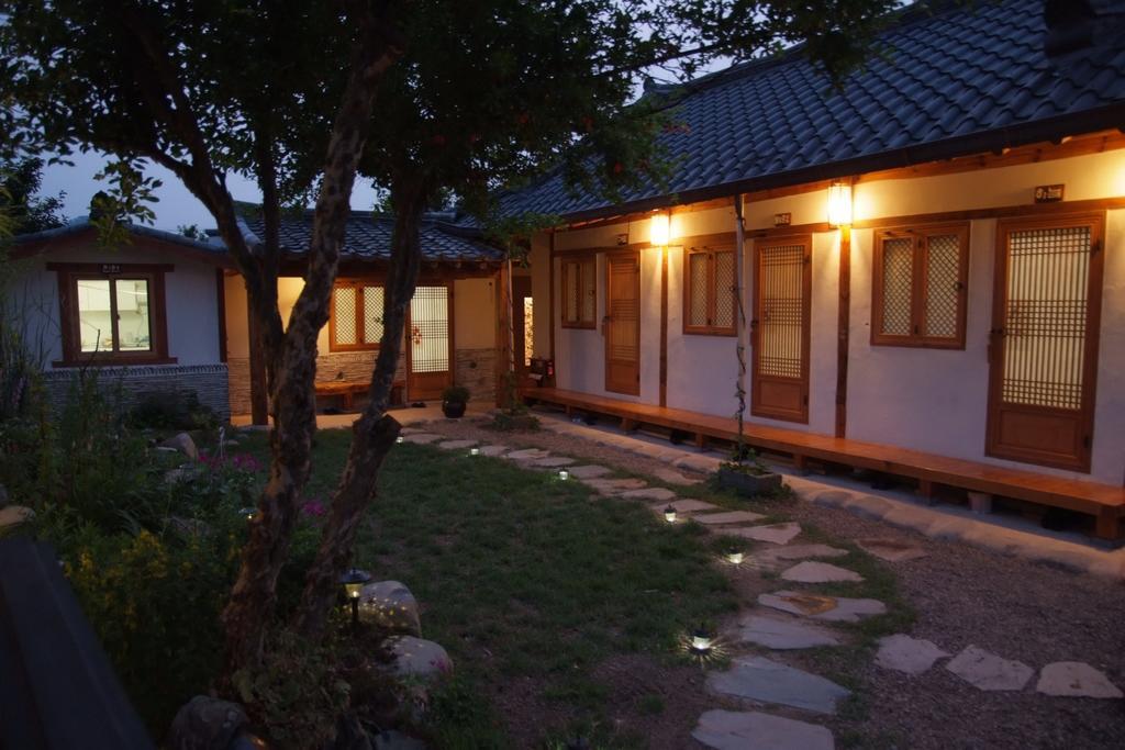 Floral Space Hanok Guesthouse Gyeongju Exterior photo